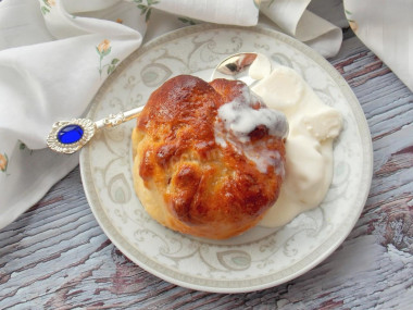 Apples baked in vanilla-flavored dough