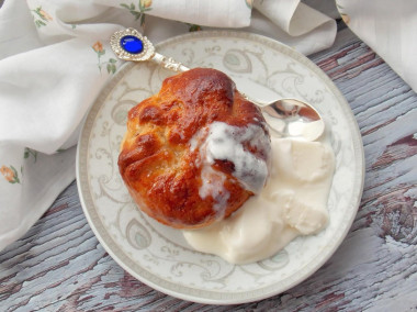 Apples baked in vanilla-flavored dough