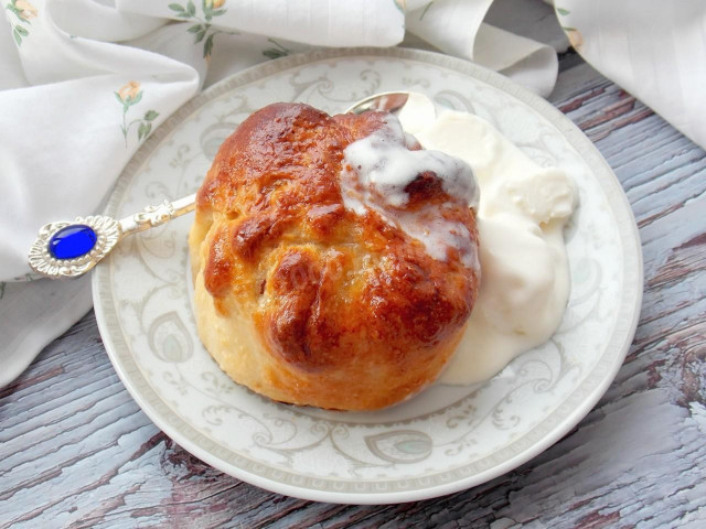 Apples baked in vanilla-flavored dough