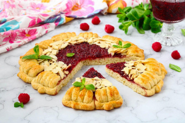 Curly raspberry jam pie