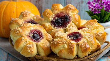 Muffins with jam and streusel