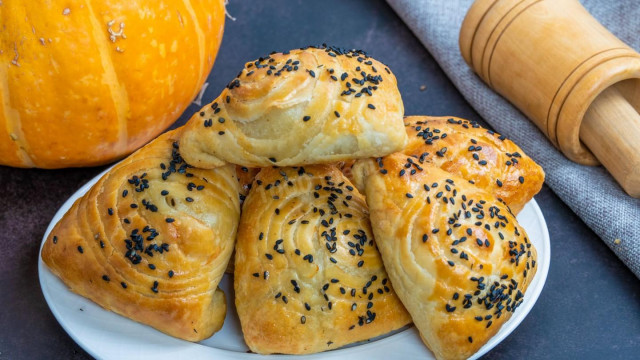 Puff pastry samsa with lamb meat in Uzbek style