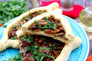 Adjarian Khachapuri with champignons