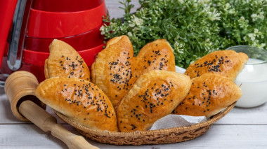 Kefir pies stuffed with cottage cheese and cheese