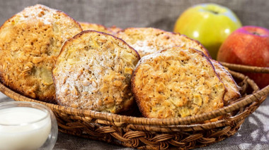 Oatmeal cookies with apples and lemon juice