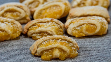 Shortbread cookies on sour cream with orange filling