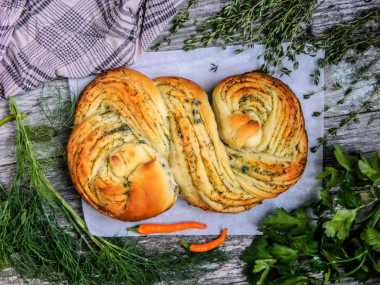 Pigtail bread with garlic and herbs