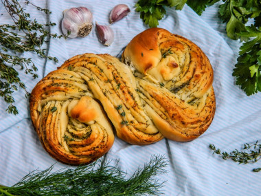 Pigtail bread with garlic and herbs