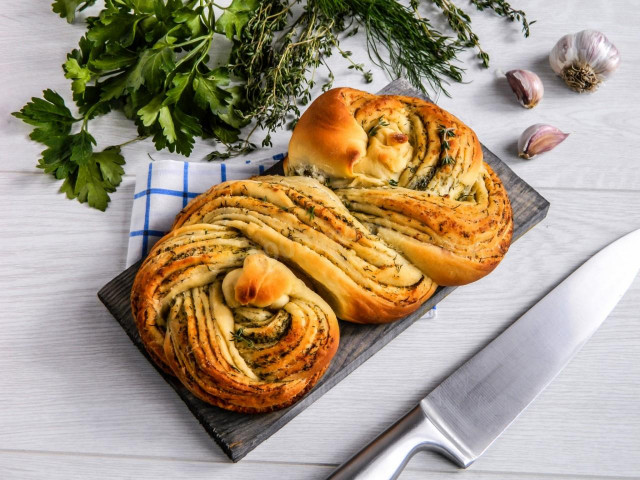 Pigtail bread with garlic and herbs