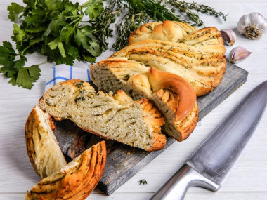 Pigtail bread with garlic and herbs