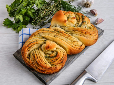 Pigtail bread with garlic and herbs