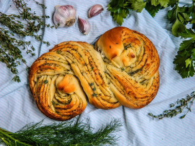 Pigtail bread with garlic and herbs