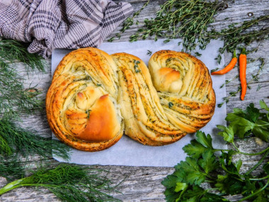 Pigtail bread with garlic and herbs