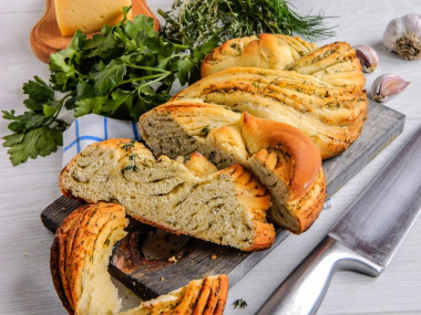 Pigtail bread with garlic and herbs