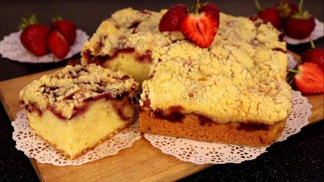 Strawberry and streusel pie