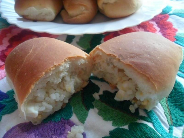 Baked rice yeast pies with egg