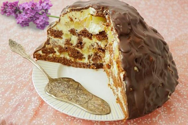 Pineapple cake with walnuts