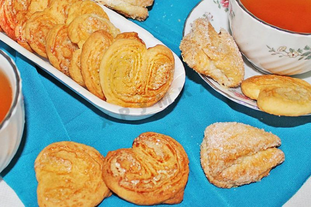 Abalone cookies with cottage cheese on eggs