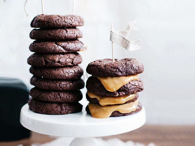 Chocolate biscuits with condensed milk and brown sugar