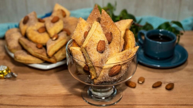 Shortbread cookies with nuts and cinnamon on kefir and margarine