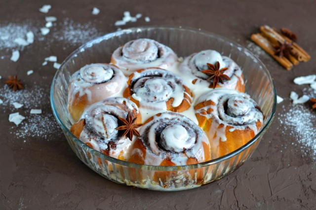 Cinnamon rolls with icing sugar without cheese