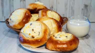 Homemade cheesecakes with cottage cheese, vanilla and raisins