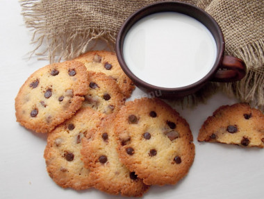 Crumbly cookies with chocolate chips