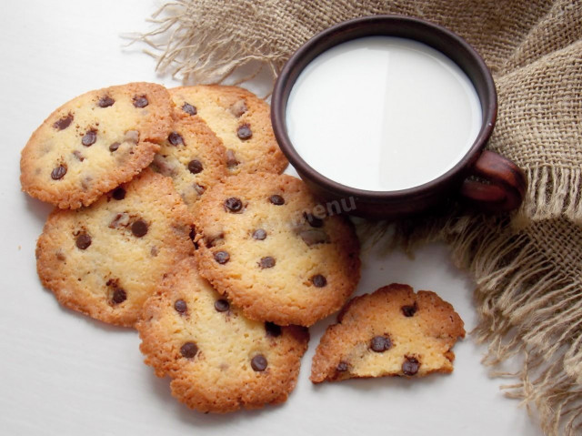 Crumbly cookies with chocolate chips