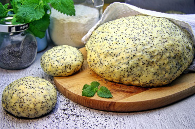 Yeast dough with poppy seeds