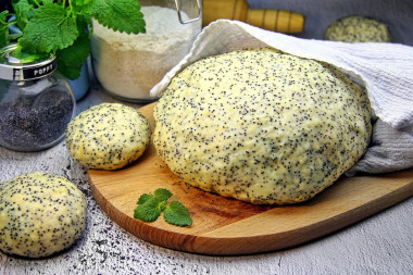 Yeast dough with poppy seeds