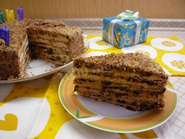 Butter cake on yolks with prunes and nuts