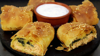 Crispy strudel with salmon, spinach and cheese