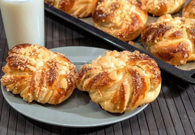 Muffins with streusel crumbs