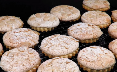 Cookies with almond dough