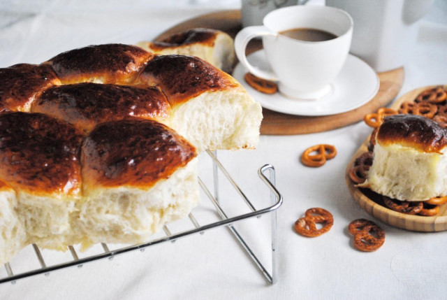 Air rolls on kefir with apple filling