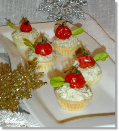 Snack tartlets with cottage cheese and hard cheese and cherry