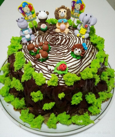 Rotten stump cake with moss and mastic figures