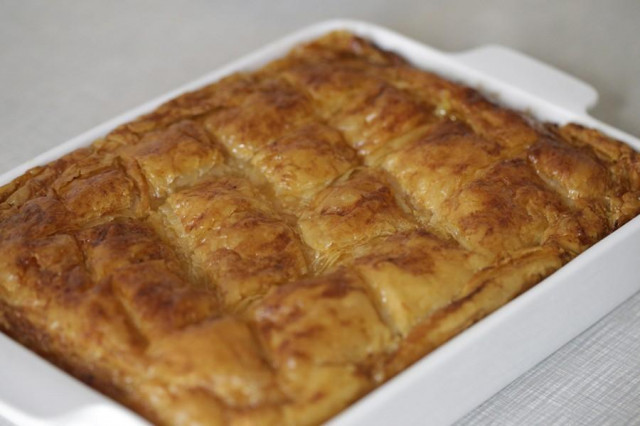 Semolina pie made of thin filo dough