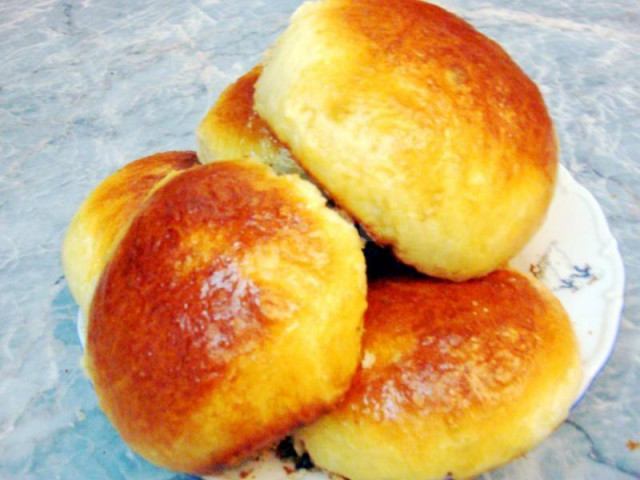 Yeast rolls with milk and starch ala brioche