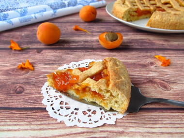 Crostata with apricot filling