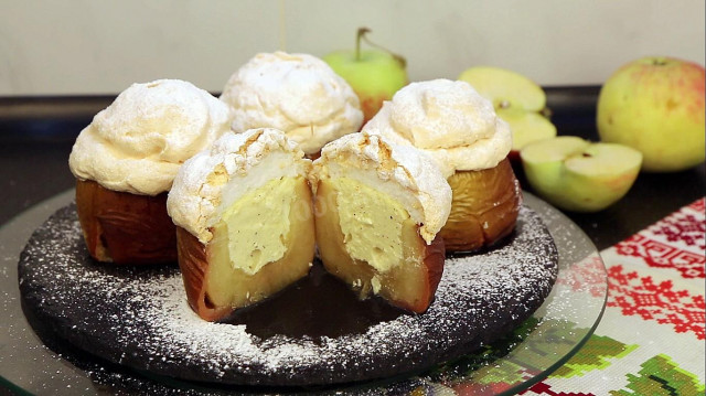 Baked apples with cottage cheese, cinnamon under a crispy crust