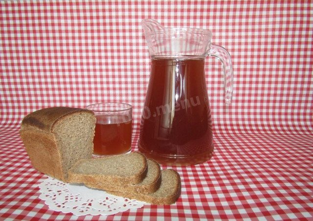 Homemade kvass made from black bread with dry yeast