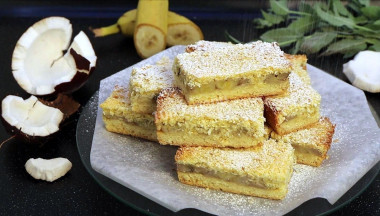 Banana cake with coconut chips and vanilla