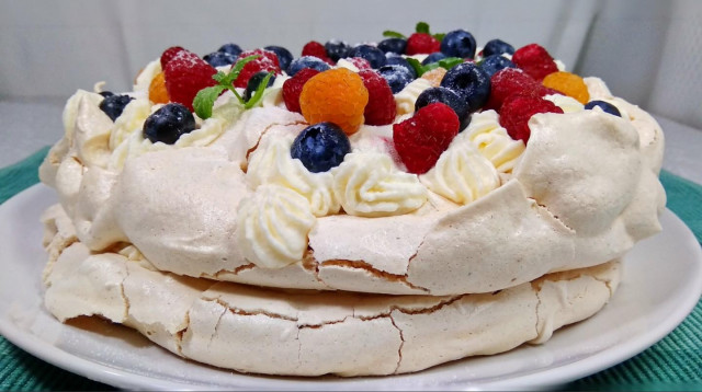 Pavlov's meringue cake with whipped cream and berries