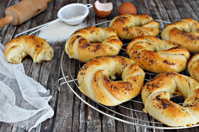 Rolls with cheese and poppy seeds