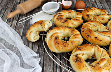 Rolls with cheese and poppy seeds