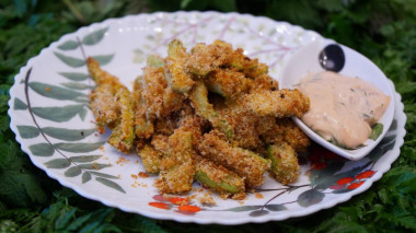 Spicy zucchini sticks in crispy batter