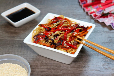 Wok noodles with vegetables