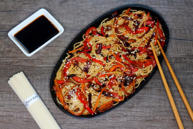 Wok noodles with vegetables