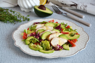 Salad with baked chicken, avocado, tomatoes and herbs